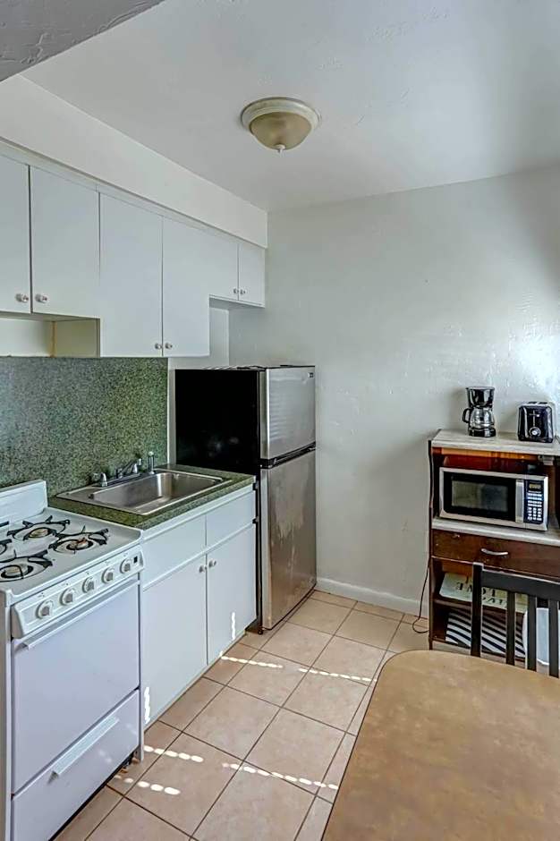 Richard's Motel Courtyard