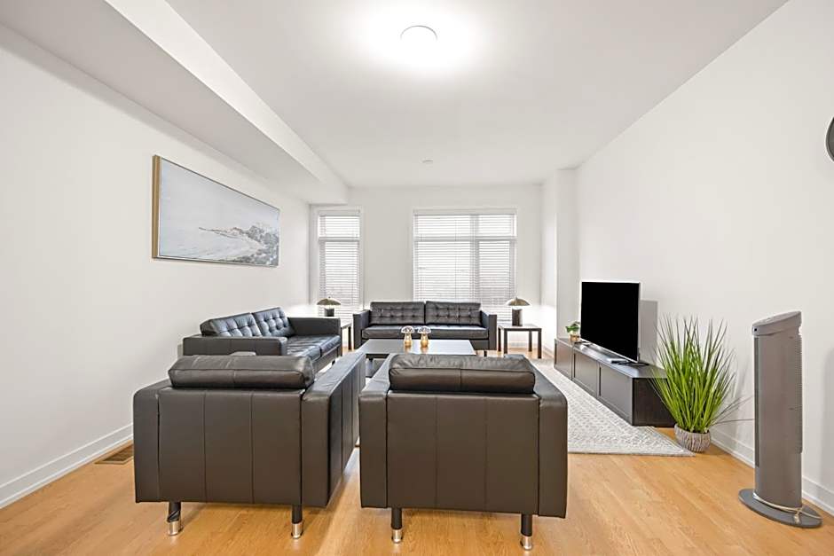 CEDAR Double Room with attached private Bathroom and Balcony in Toronto, ON, Canada