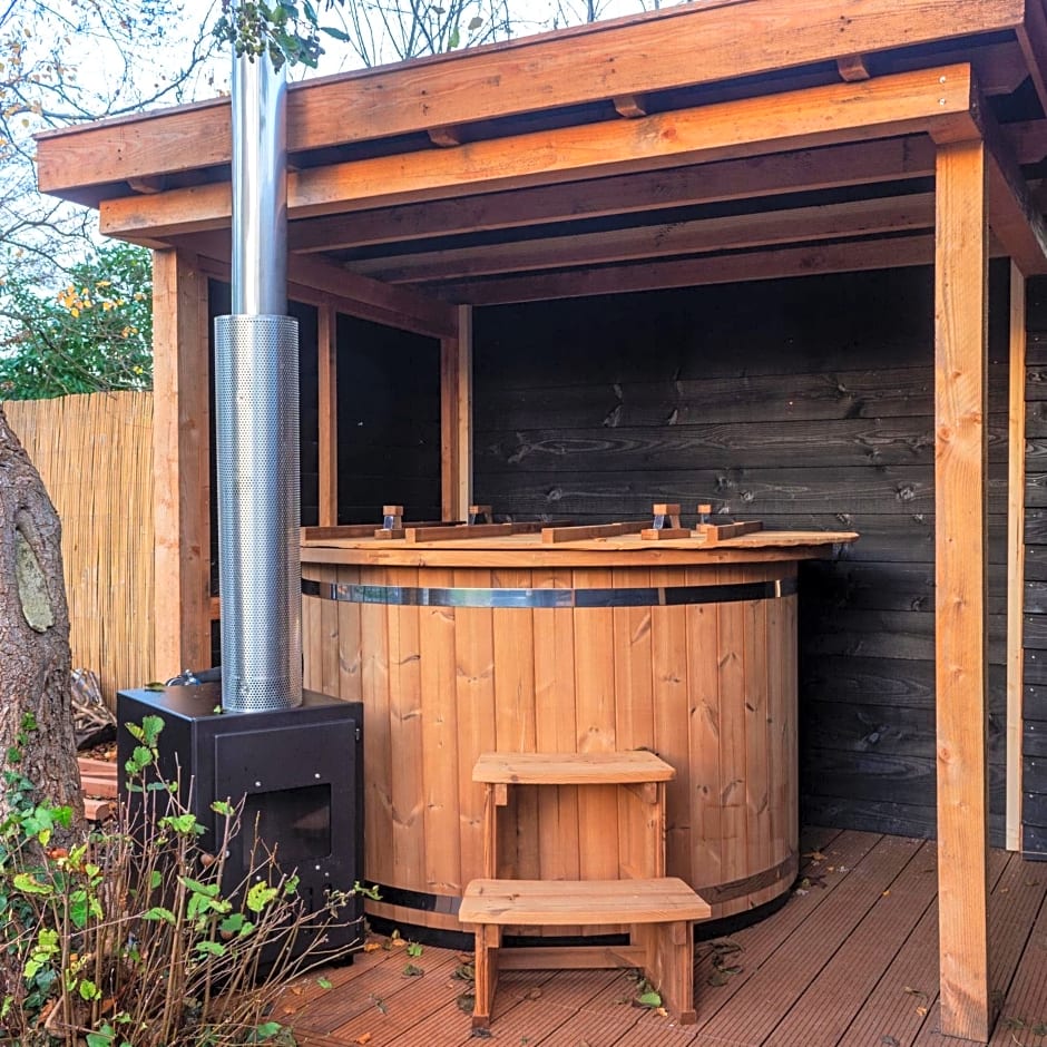 Casa aan de Plas, B&B met sauna en hottub of jacuzzi