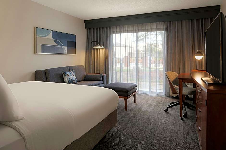 Courtyard by Marriott Louisville East