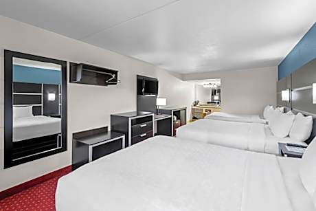 Queen Room with Three Queen Beds - Non-Smoking