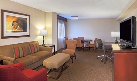 2 Room Corner Suite-1 King Bed-Larger Suite