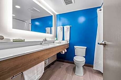 Standard Queen Room with Accessible Tub