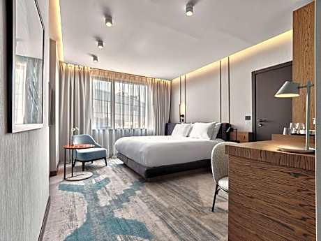 Standard King Room with Lake View - Accessible