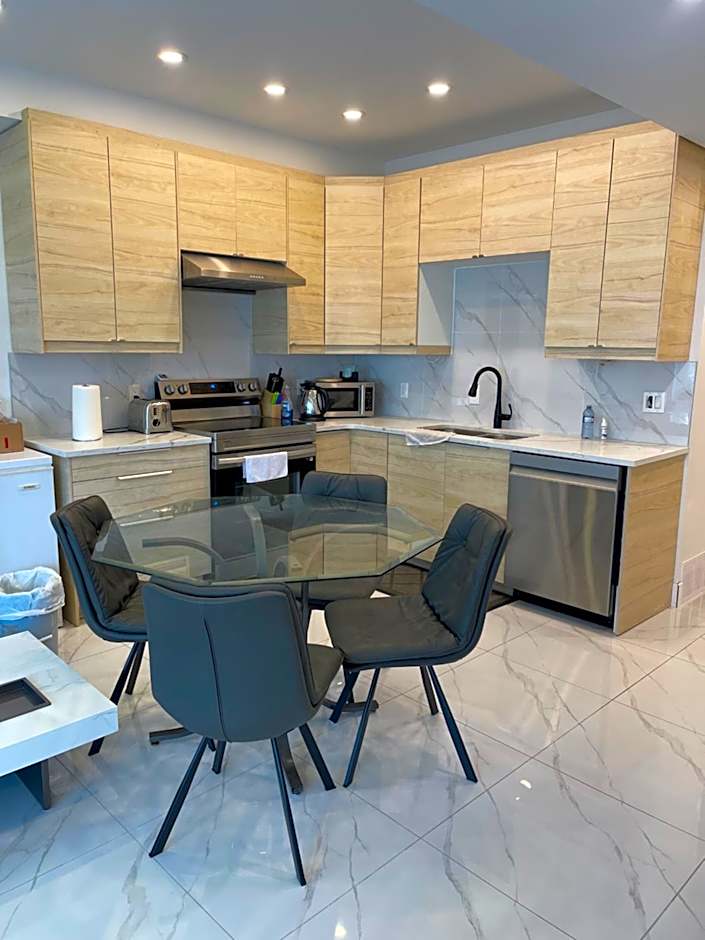 New Luxury Walkout Suite Near University-BY ROOM