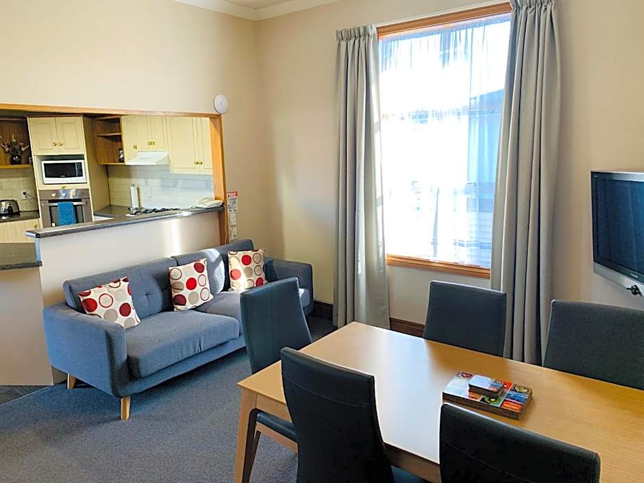 Admiral Court Motel & Apartments