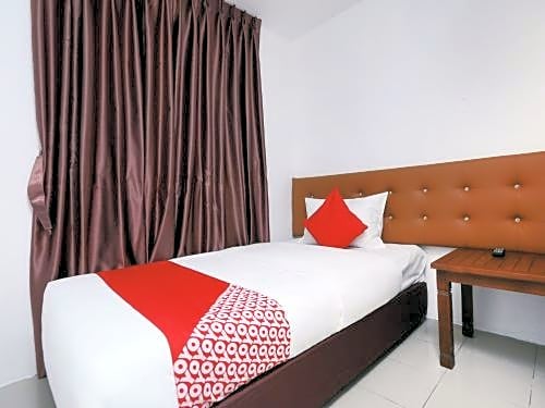 OYO 89672 Eg Hotel Jj