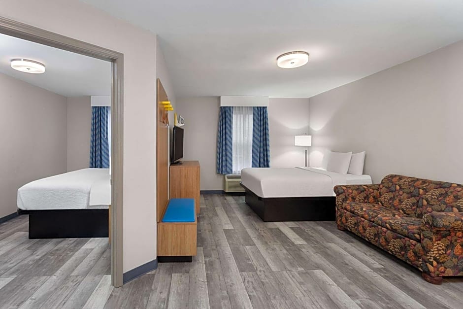 Days Inn & Suites by Wyndham Sellersburg