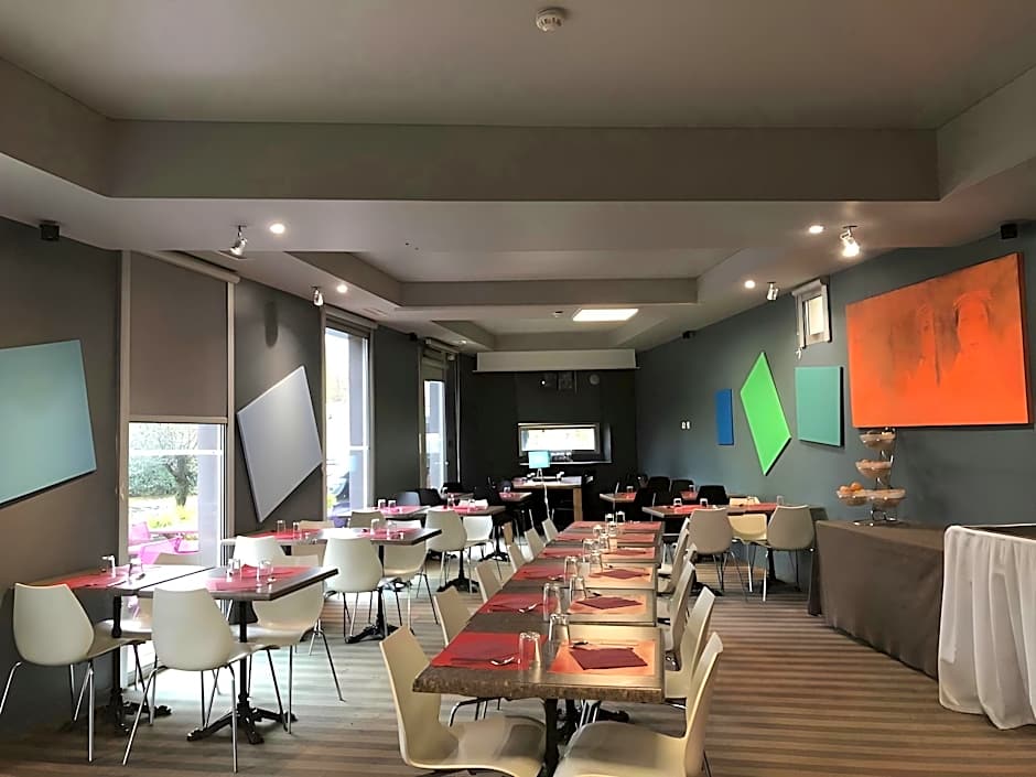 Standing Hotel Suites by Actisource