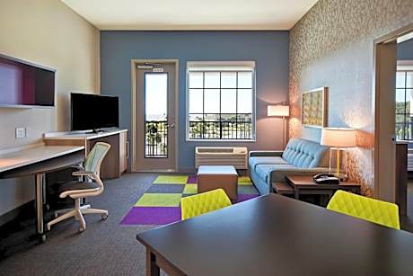 One-Bedroom King Suite with Balcony - Non-Smoking