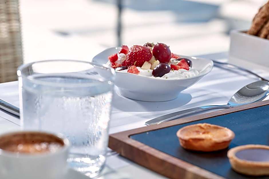 Mr and Mrs White Paros