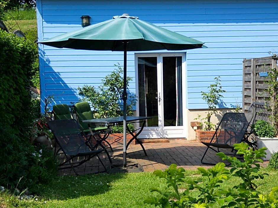 Les Petits Matins Bleus - Chambres d'hôtes "Les Pommiers"