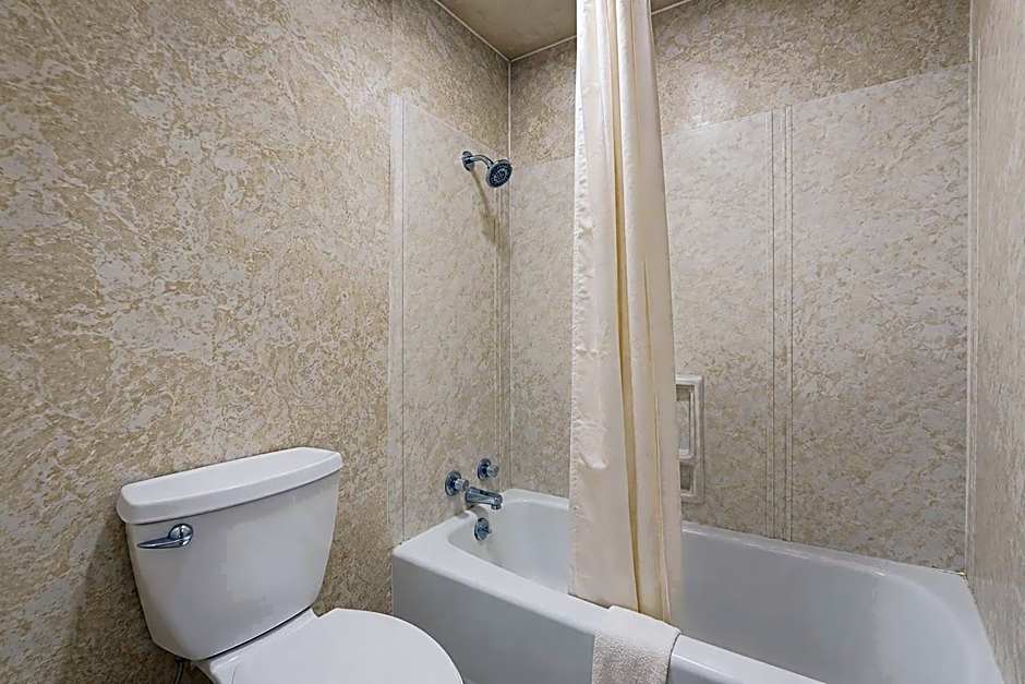First Inn By OYO Quinter Hwy 70
