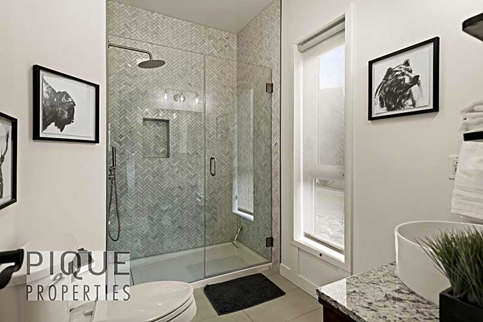 Mountain Haven Retreat, Pool & Hot Tub, UG Parking, Fitness Centre, WiFi!