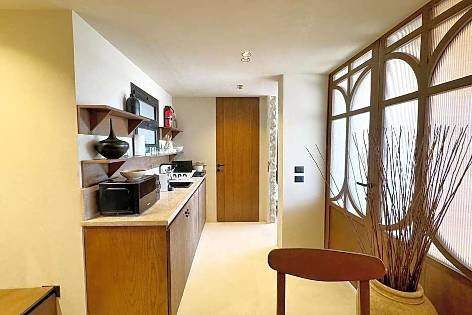 The 2 BDR Pyramids Vista w Bathtub