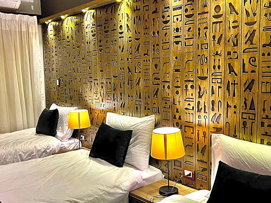 New Museum, Pyramids inn