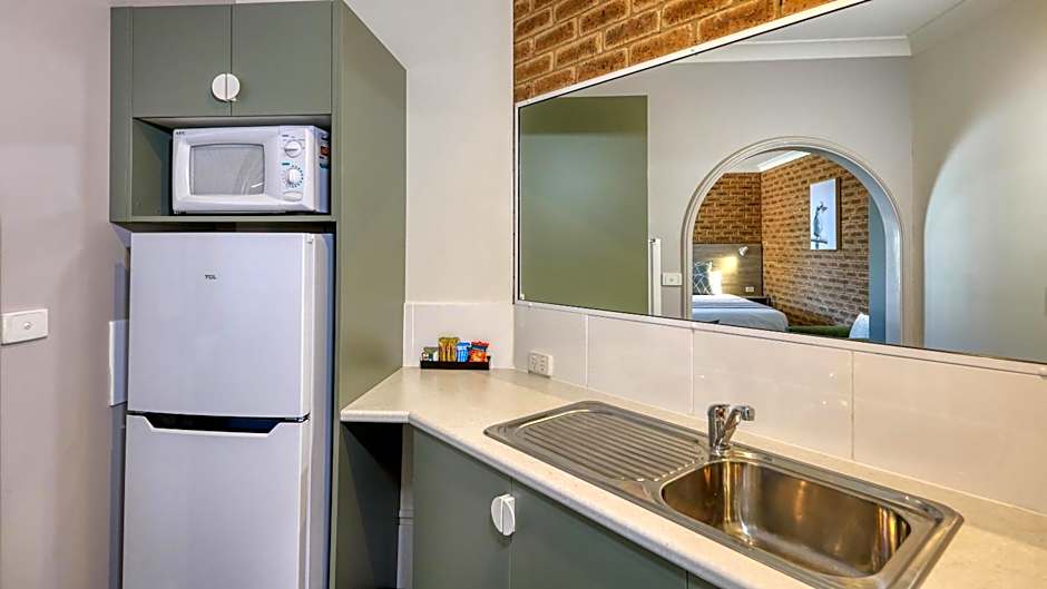 Hamilton Henry Parkes Motor Inn