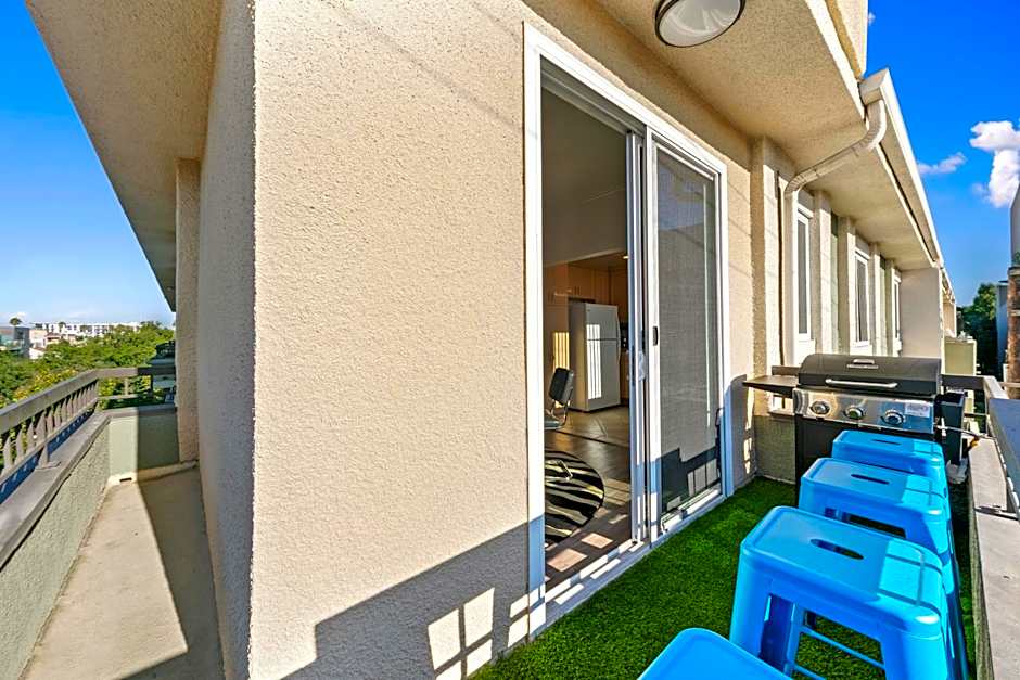 Beverly Hills Penthouse 2 BR Apt with Parking 407
