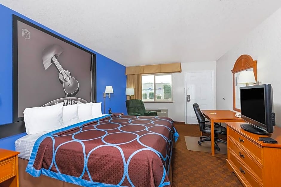 Super 8 by Wyndham Cleburne
