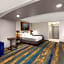 La Quinta Inn & Suites by Wyndham Knoxville Central Papermill