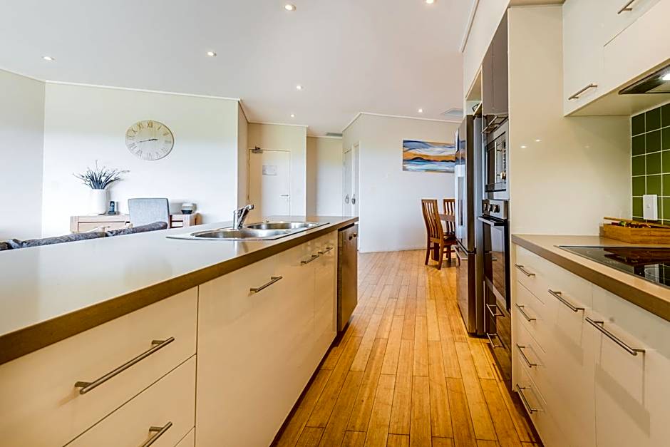 Loka Santi Penthouse 14 - Luxury Beachfront Escape with Sea View, Heated Pool, Steps from Main Beach