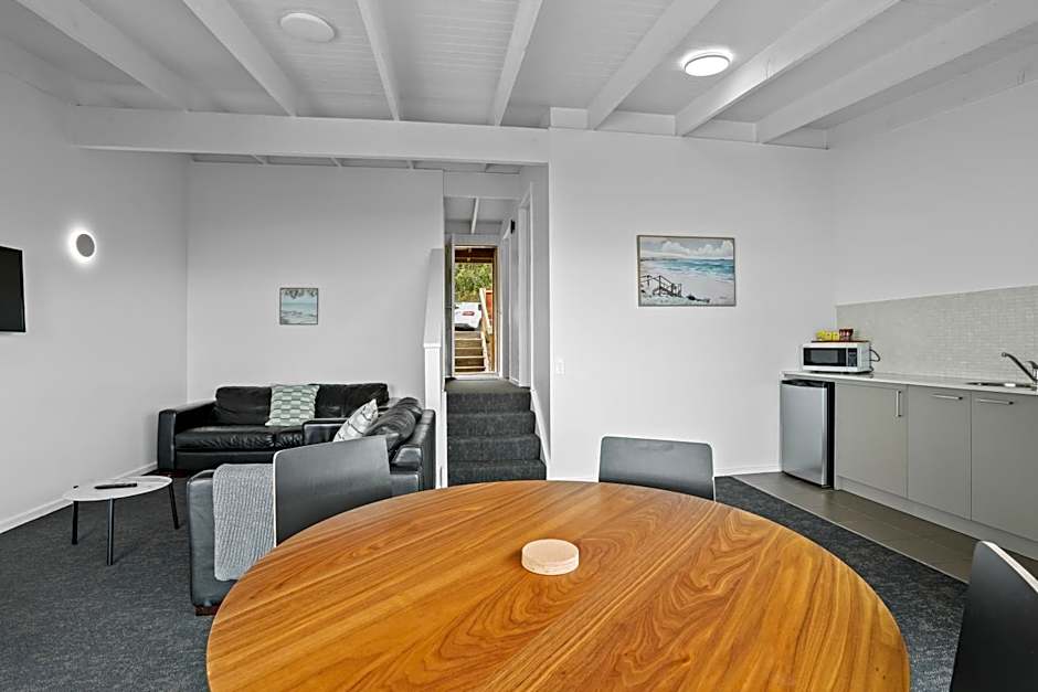 Chris's Beacon Point Restaurant & Villas
