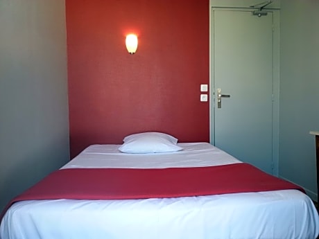 Comfort Single Room with Shared Shower and Toilet