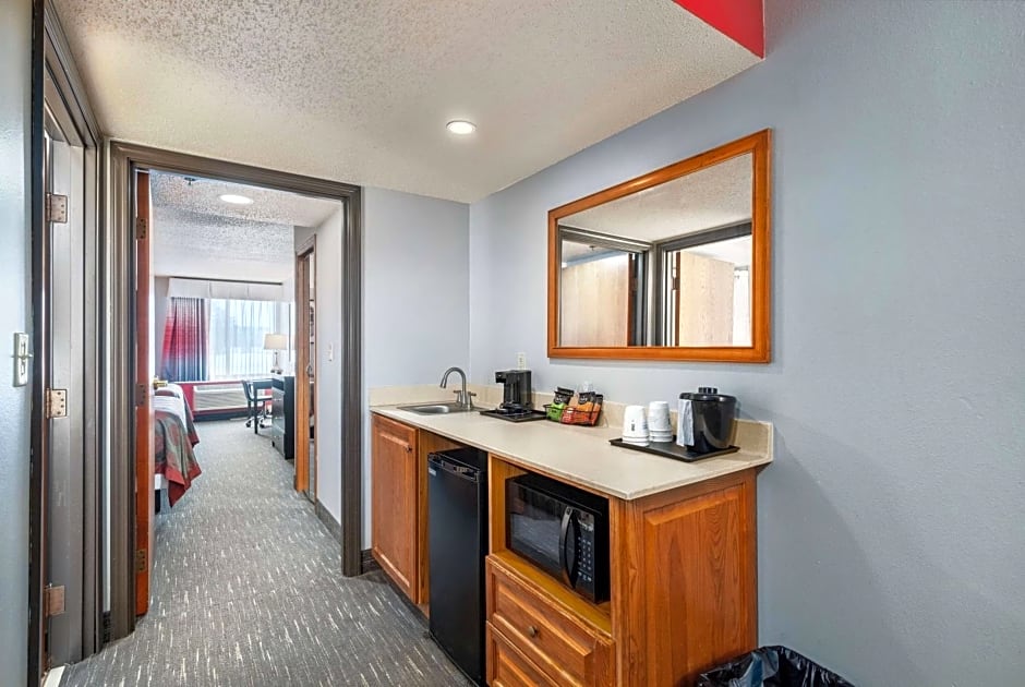 Ramada by Wyndham Sioux Falls Airport Hotel & Suites
