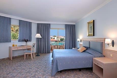 Family Suite (3 Adults + 2 Children)