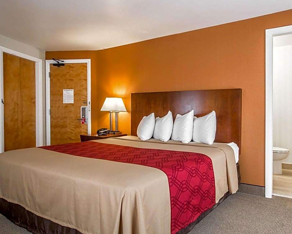 Econo Lodge Lakes Region