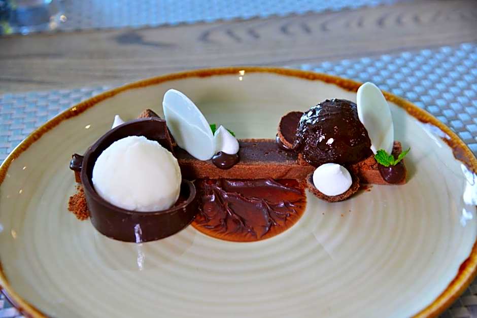 Courtyard Hotel Waterfall City