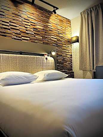 Standard Quadruple Room with One Double and Two Single Beds