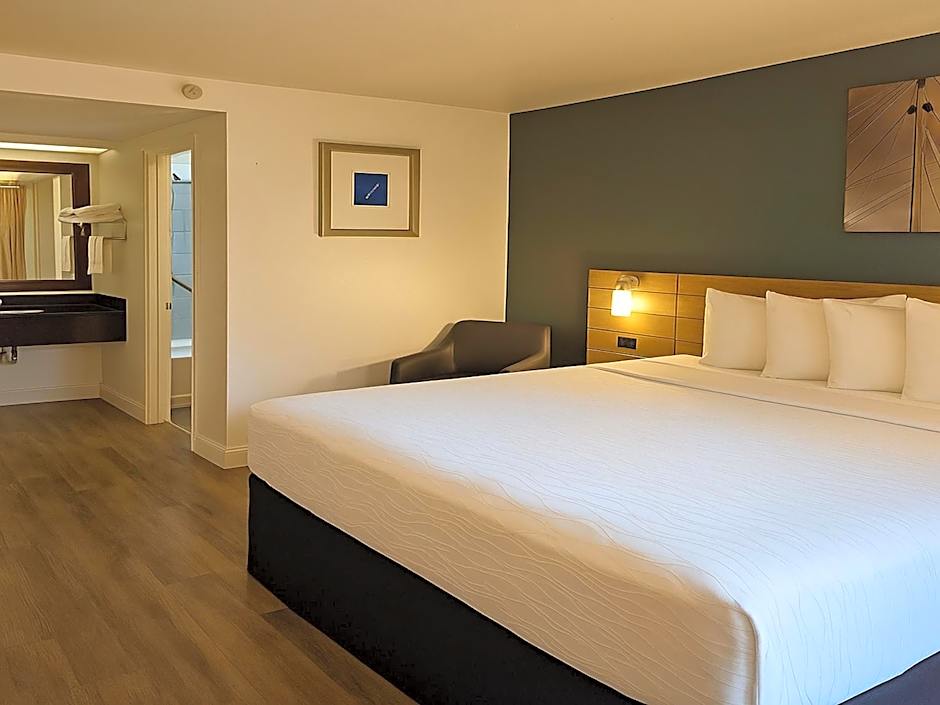 Rancho San Diego Inn & Suites