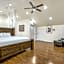 Modern 4BR Penthouse in Downtown by Hosteeva