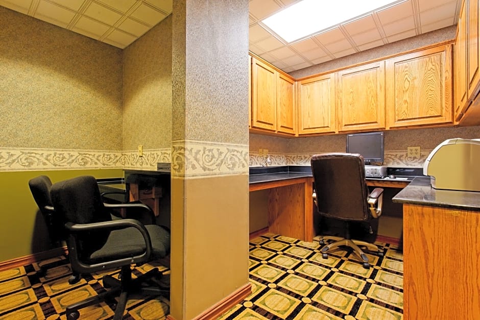 Holiday Inn Express Suites Tyler North