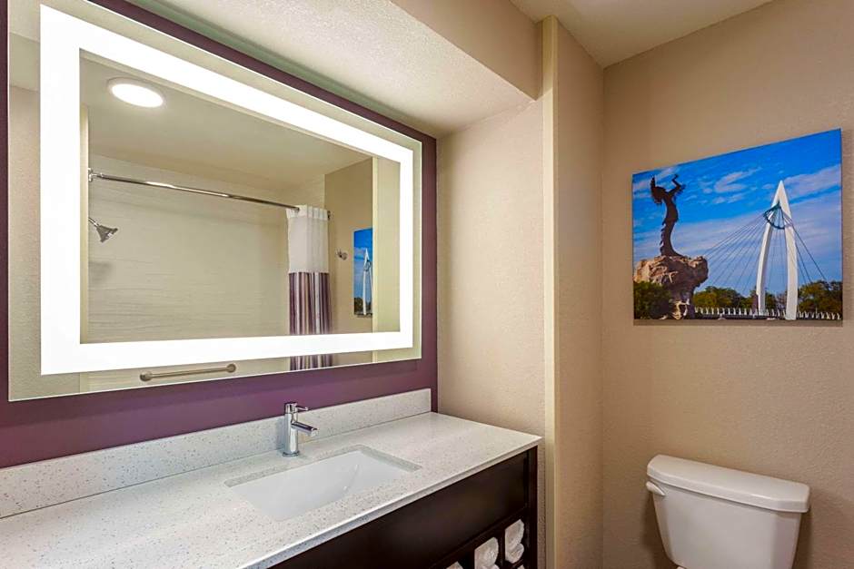 La Quinta Inn & Suites by Wyndham Wichita Airport