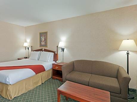Deluxe Queen Suite
