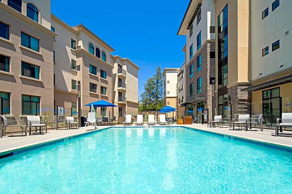 Holiday Inn Express and Suites Valencia - Santa Clarita By IHG