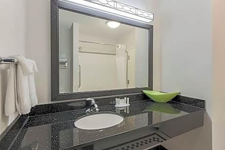 Room, 2 Double Beds (Mobility/Hearing Accessible, Tub) (2 Double Beds)