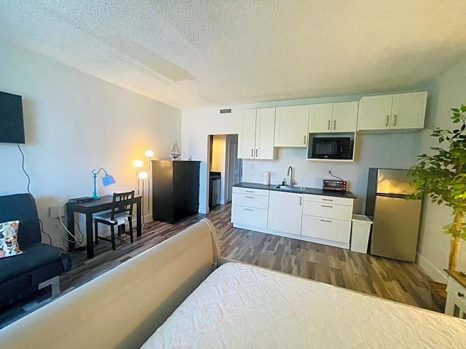 TAMPA BAY, BEACH step away, WIFI, FREE PARKING,POOLS, JACUZZI