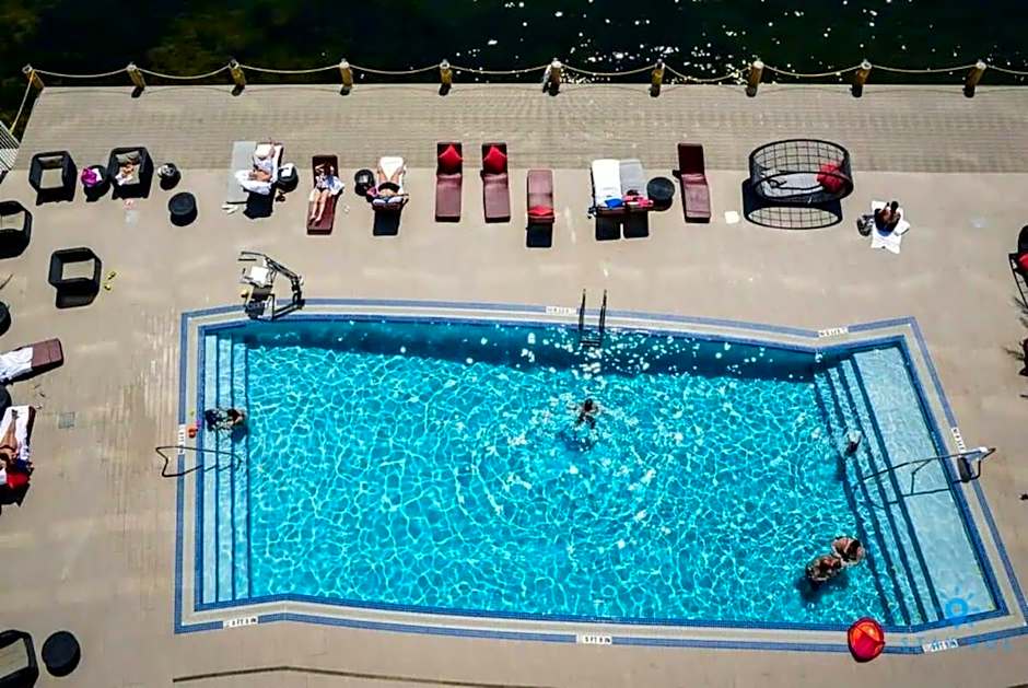 Spectacular View wBalcony Pool