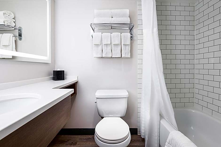 Comfort Suites Kingston Central