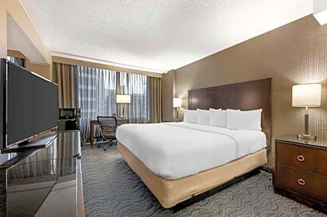 King Suite with Roll-In Shower - Disability Access/Non-Smoking