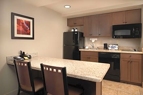1 Kg Suite Delta Shower W/Kitchen-Balcony Ns