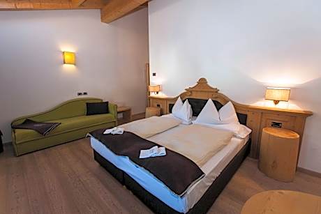 Family Room (2 Adults + 2 Children)