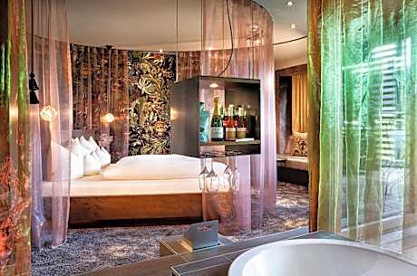 Suite with Hot Tub