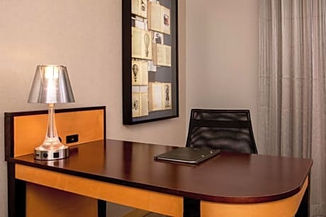 1 King Dlx Room W/ Lanaidoor To Crtyrd, Pool