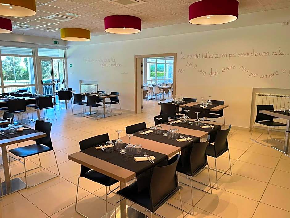 Eliopoli Beach Hostel & Restaurant