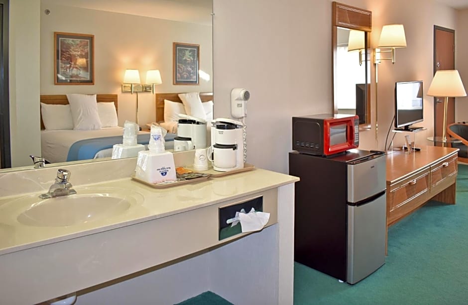 Americas Best Value Inn & Suites - Tahquamenon Country