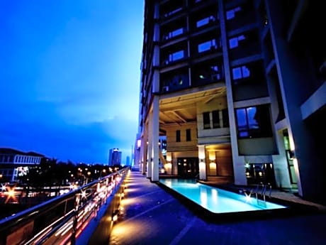 Mandarin Plaza Hotel